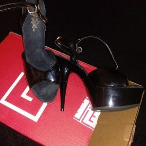 Jet black Womens size 12 Stiletto hills